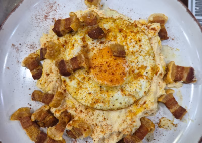 Ensaladilla de gambas con huevos y torreznos